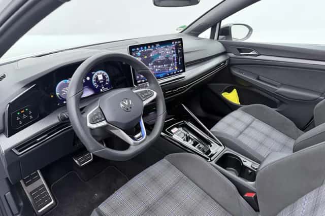Volkswagen Golf (2025) thumbnail 3