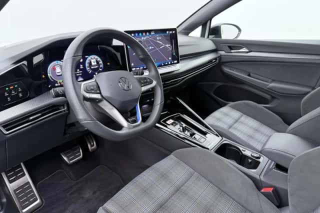 Volkswagen Golf (2025) thumbnail 4