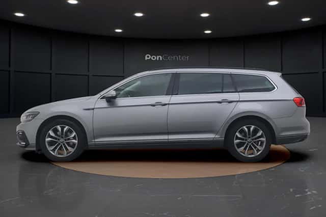 Volkswagen Passat (2022) thumbnail 6