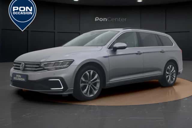 Volkswagen Passat (2022) thumbnail 2