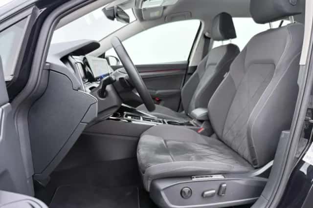 Volkswagen Golf (2023) thumbnail 5