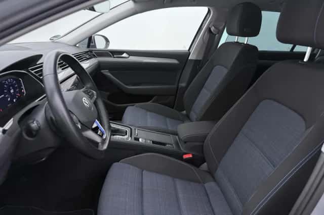 Volkswagen Passat (2022) thumbnail 4