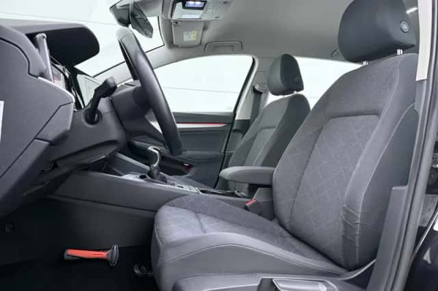 Volkswagen Golf (2022) thumbnail 4