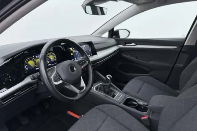 Volkswagen Golf (2022) thumbnail 4