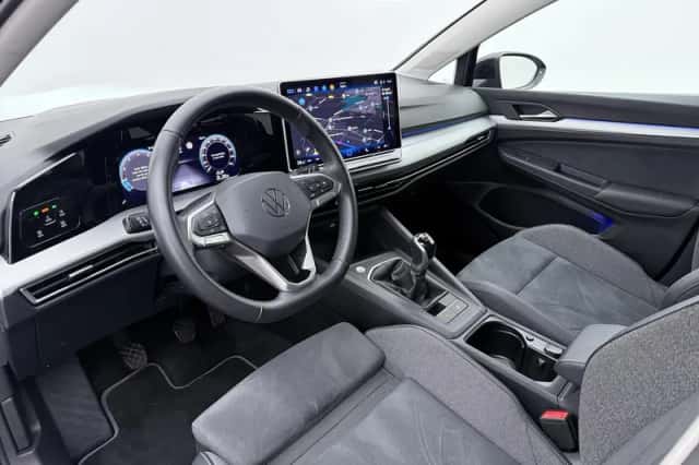 Volkswagen Golf (2024) thumbnail 3