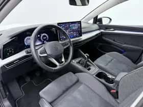 Volkswagen Golf (2024) thumbnail 3
