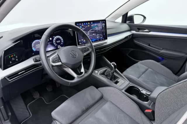 Volkswagen Golf (2024) thumbnail 4