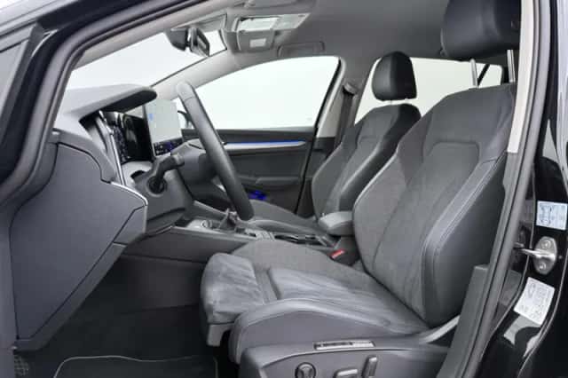 Volkswagen Golf (2024) thumbnail 5