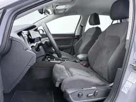 Volkswagen Golf (2022) thumbnail 4