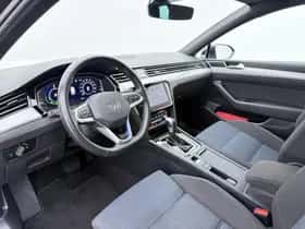 Volkswagen Passat (2022) thumbnail 3