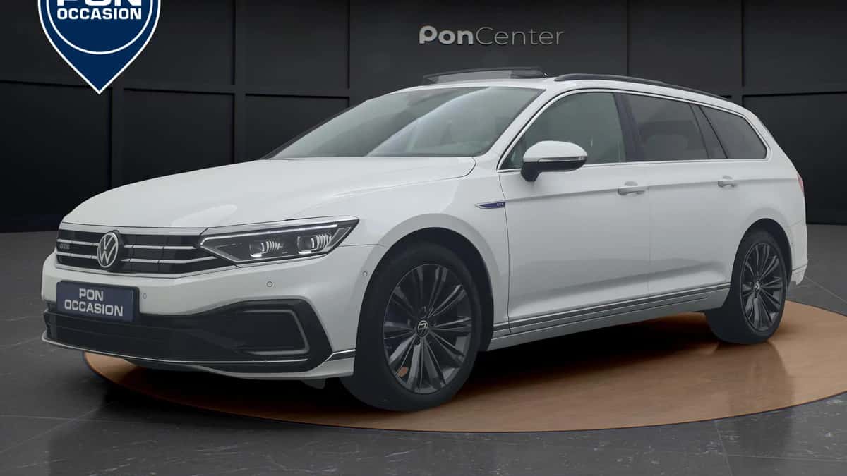Volkswagen Passat (2022) — foto 1