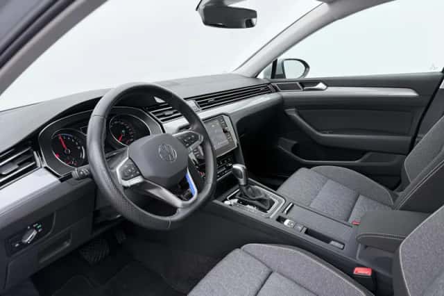 Volkswagen Passat (2022) thumbnail 3