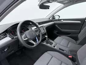Volkswagen Passat (2022) thumbnail 3