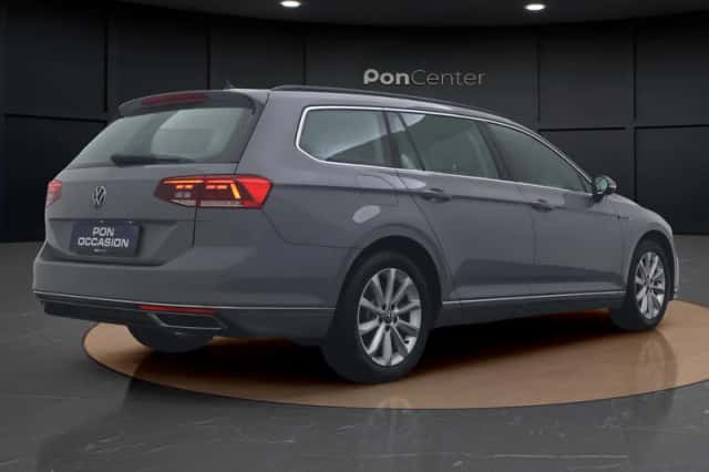 Volkswagen Passat (2022) thumbnail 5