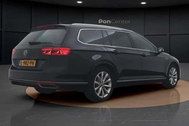 Volkswagen Passat (2021) thumbnail 5