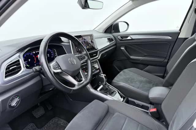 Volkswagen T-Roc (2022) thumbnail 3