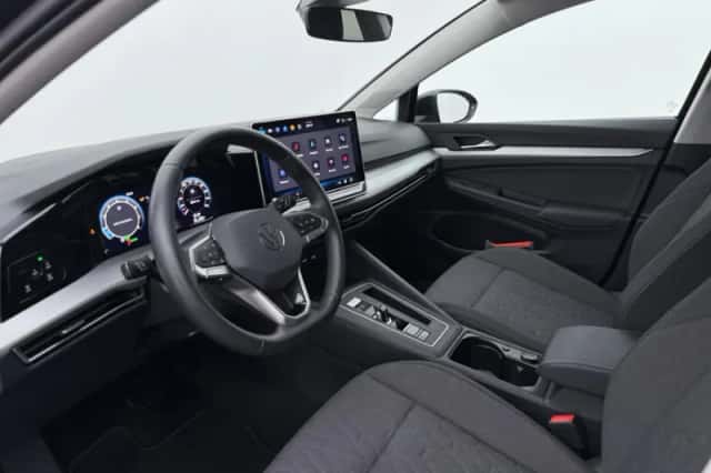 Volkswagen Golf (2024) thumbnail 3