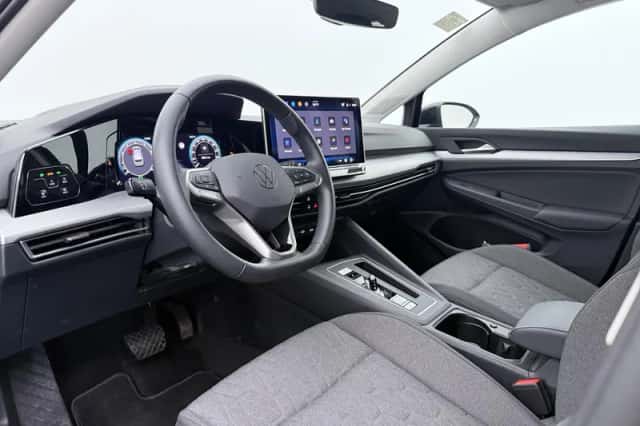 Volkswagen Golf (2024) thumbnail 3
