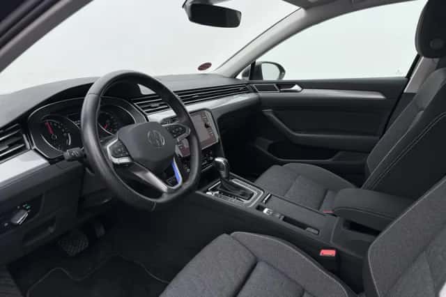 Volkswagen Passat (2023) thumbnail 3