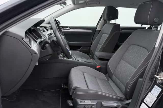 Volkswagen Passat (2023) thumbnail 4