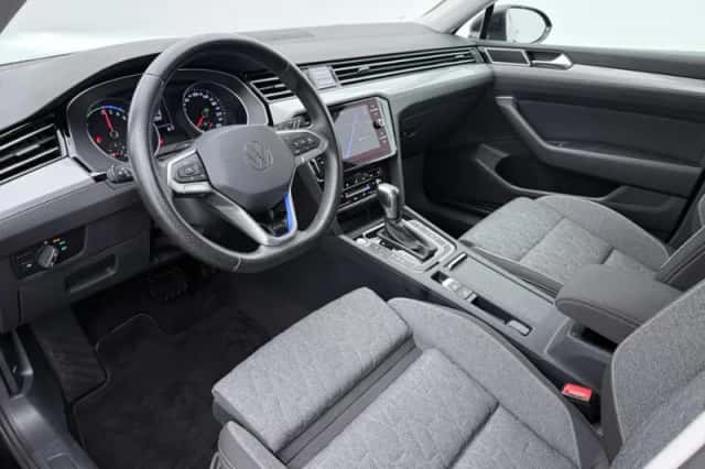Volkswagen Passat (2023) thumbnail 4