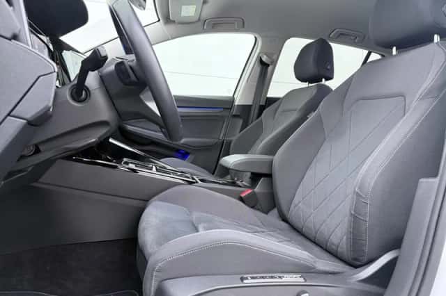 Volkswagen Golf (2023) thumbnail 4