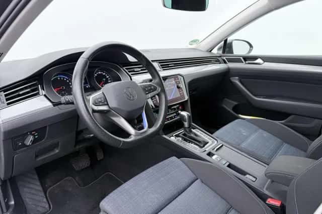 Volkswagen Passat (2022) thumbnail 3