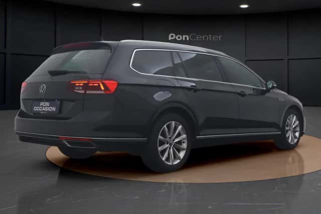 Volkswagen Passat (2022) thumbnail 5