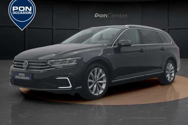 Volkswagen Passat (2022) thumbnail 1