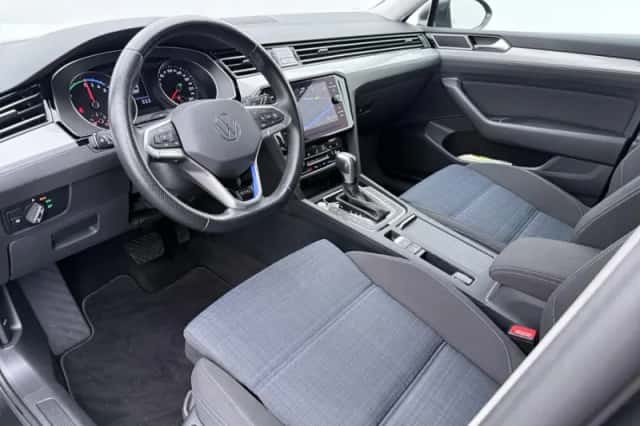 Volkswagen Passat (2022) thumbnail 4