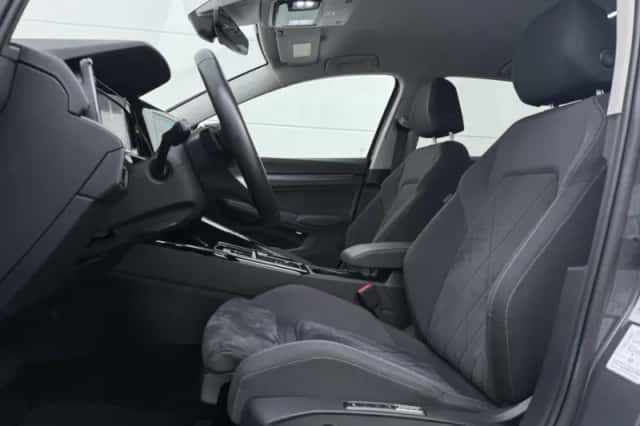 Volkswagen Golf (2023) thumbnail 5