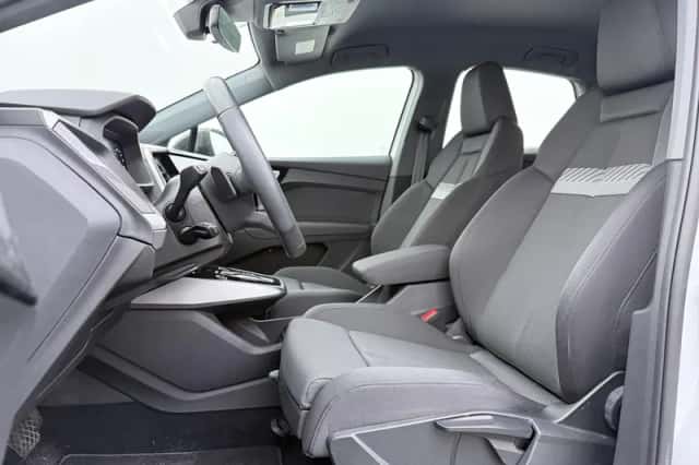 Audi Q4 (2024) thumbnail 4