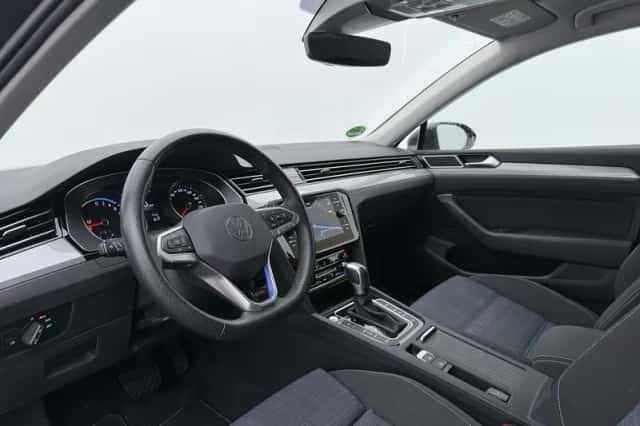 Volkswagen Passat (2022) thumbnail 3