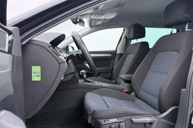 Volkswagen Passat (2022) thumbnail 4