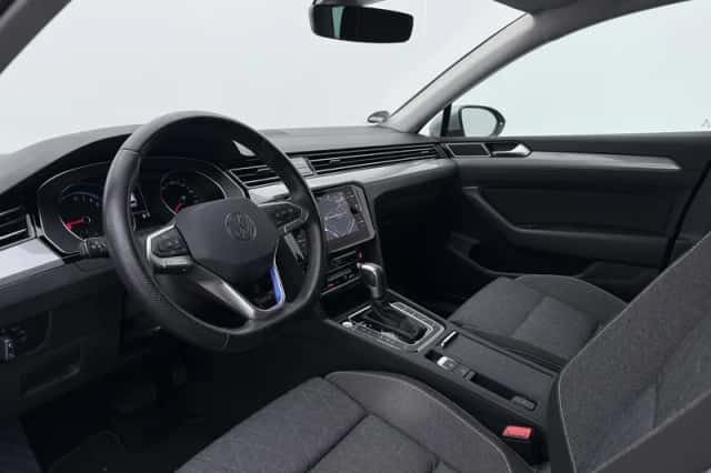Volkswagen Passat (2022) thumbnail 3