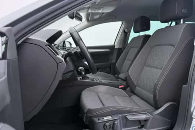Volkswagen Passat (2022) thumbnail 5