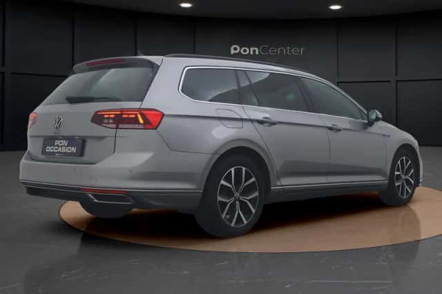 Volkswagen Passat (2022) thumbnail 5