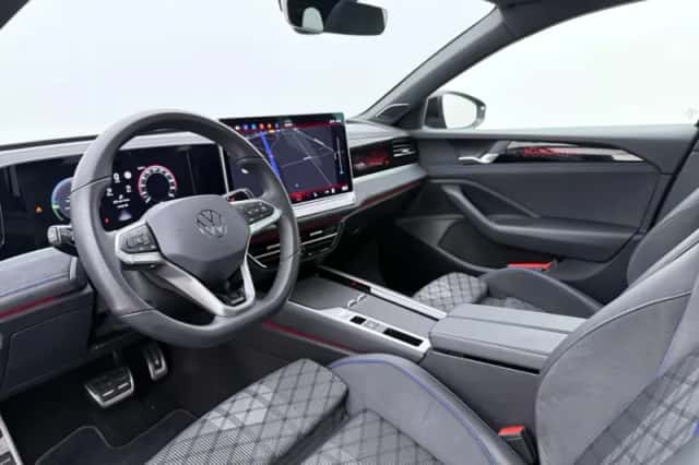 Volkswagen Passat (2024) thumbnail 4