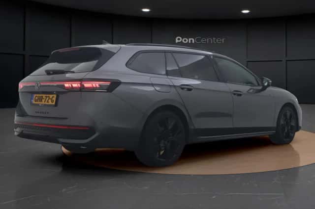 Volkswagen Passat (2024) thumbnail 5