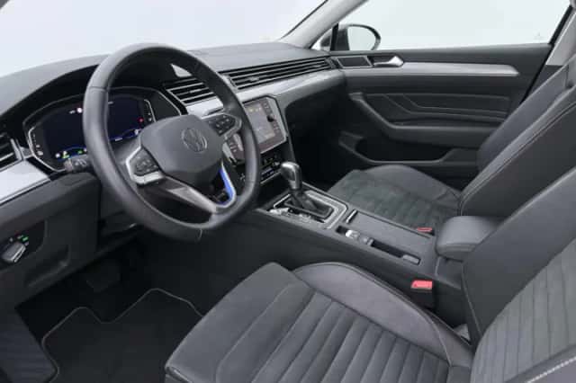 Volkswagen Passat (2023) thumbnail 4