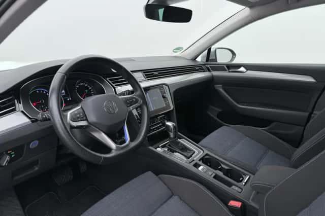 Volkswagen Passat (2022) thumbnail 3