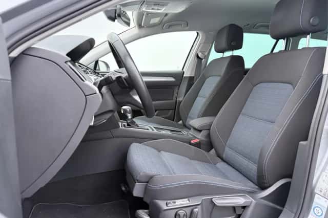 Volkswagen Passat (2022) thumbnail 4