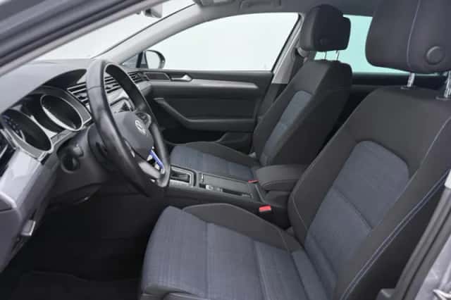 Volkswagen Passat (2022) thumbnail 5