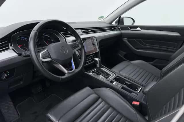 Volkswagen Passat (2022) thumbnail 3