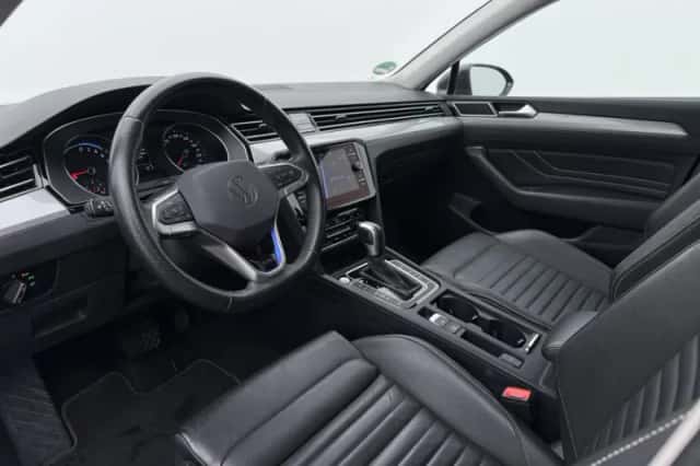 Volkswagen Passat (2022) thumbnail 4
