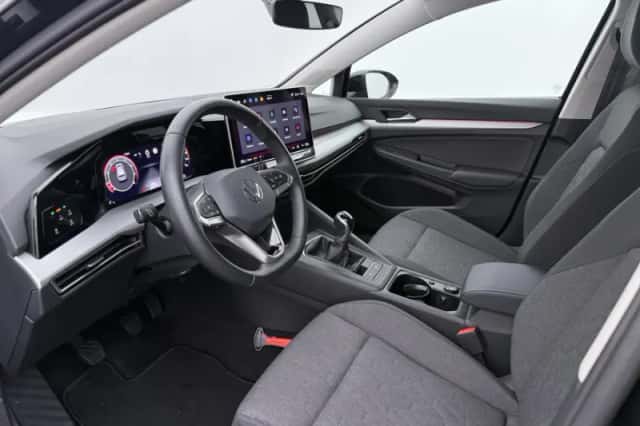 Volkswagen Golf (2024) thumbnail 4