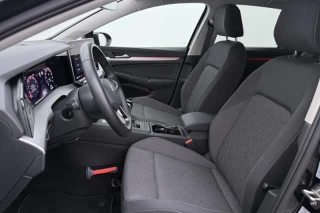 Volkswagen Golf (2024) thumbnail 4