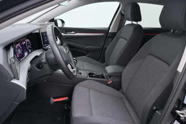 Volkswagen Golf (2024) thumbnail 5