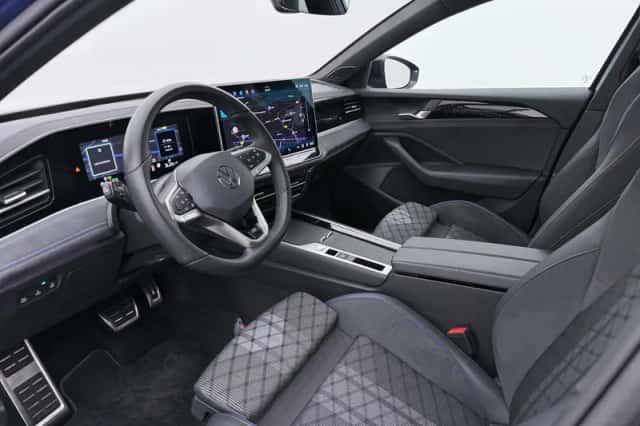 Volkswagen Passat (2024) thumbnail 3