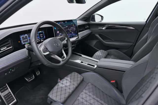 Volkswagen Passat (2024) thumbnail 4